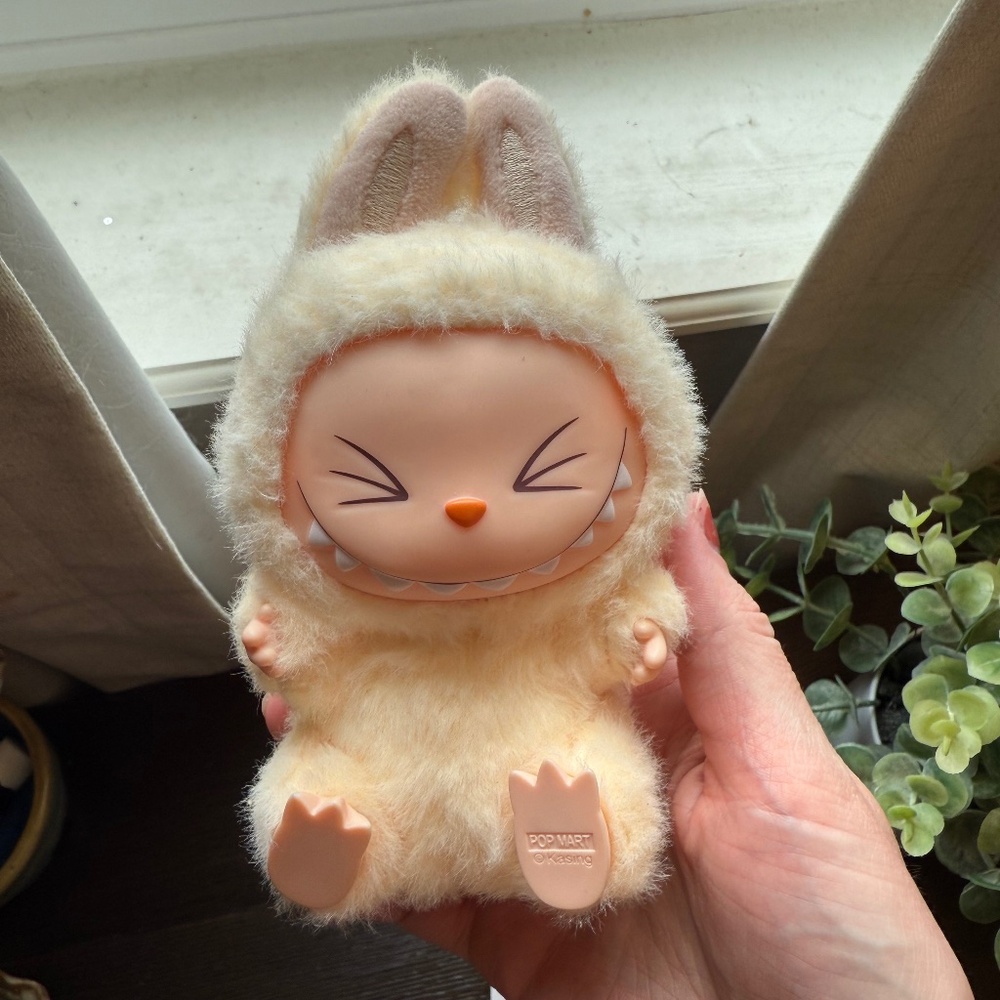 Sisi Have a Seat Labubu